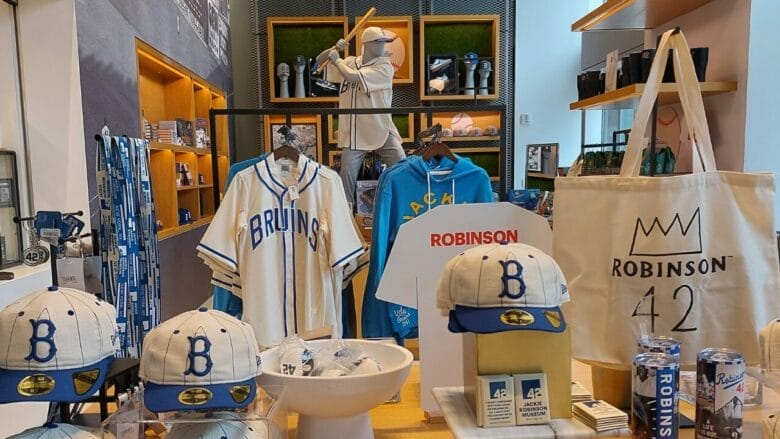 Tienda del Jackie Robinson Museum en Nueva York con gorras, camisetas, bolsas y recuerdos inspirados en Jackie Robinson y los Brooklyn Dodgers.