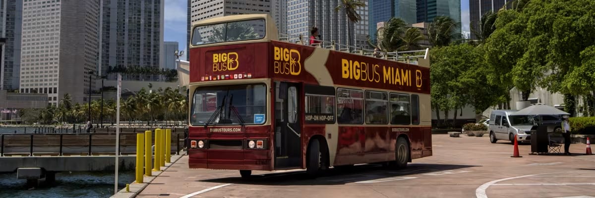 Bus touristique Big Bus à Miami en bord de baie