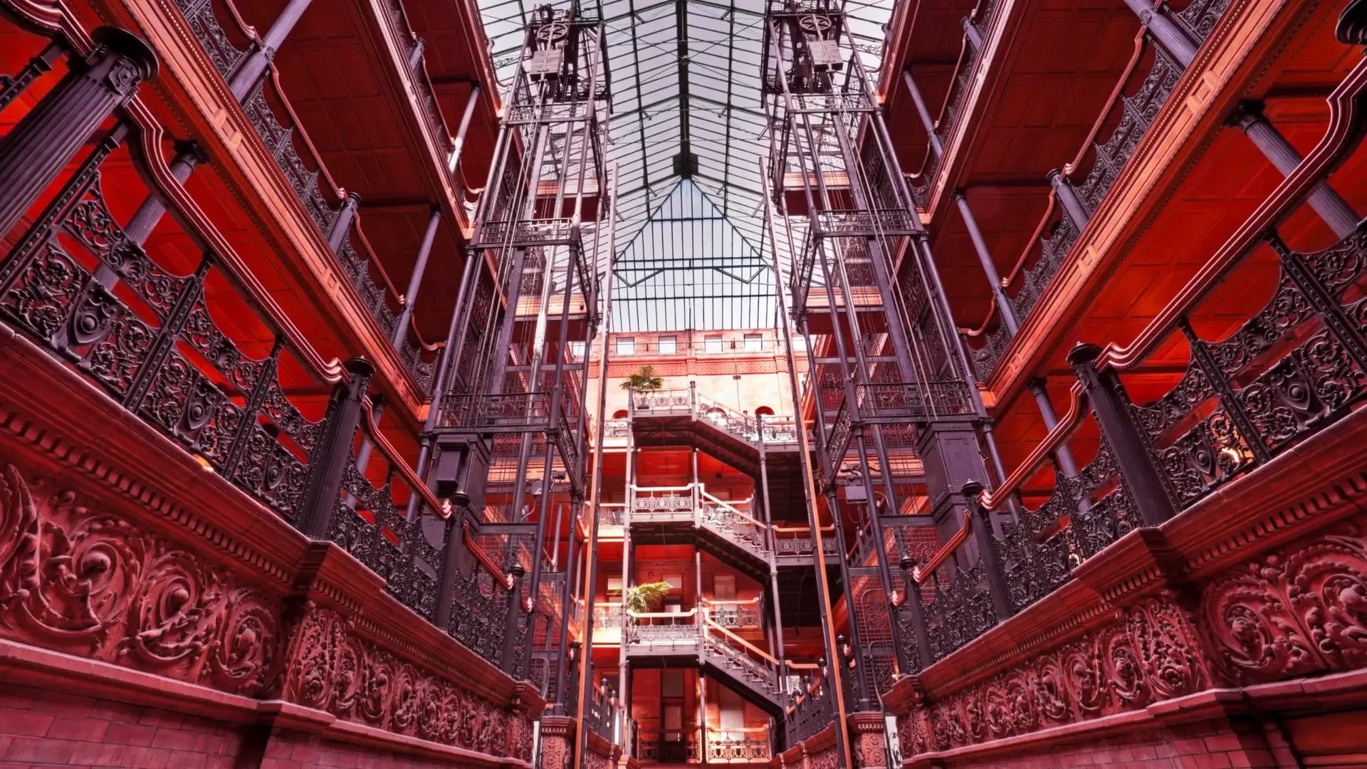 Atrium métallique et verrière du Bradbury Building à Los Angeles