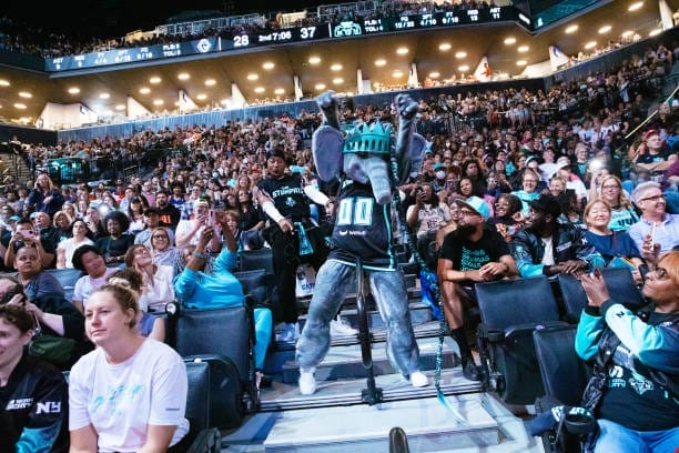Ellie the Elephant, mascotte du New York Liberty, anime le public pendant un match WNBA à Brooklyn