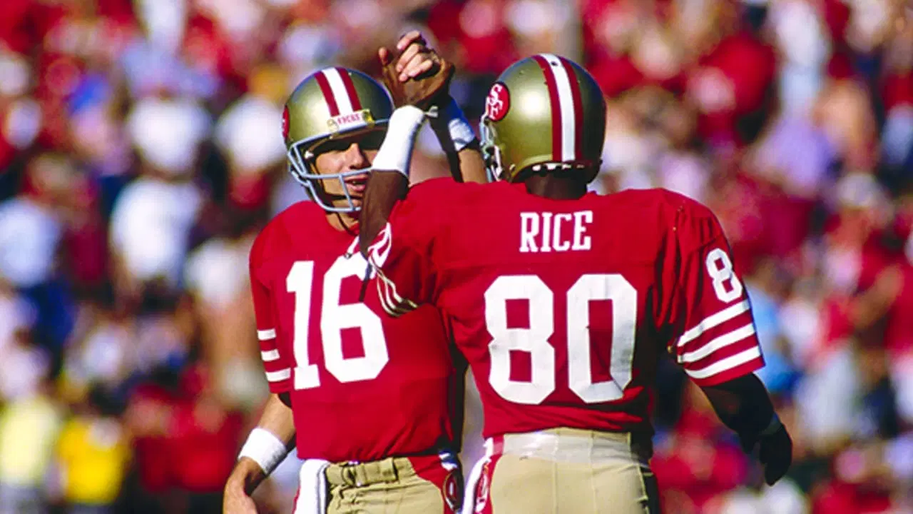 Dos jugadores emblemáticos de los 49ers se felicitan durante un partido de la NFL