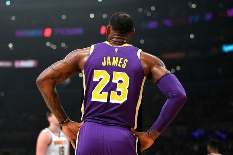 Maillot violet numéro 23 de LeBron James aux Los Angeles Lakers vu de dos