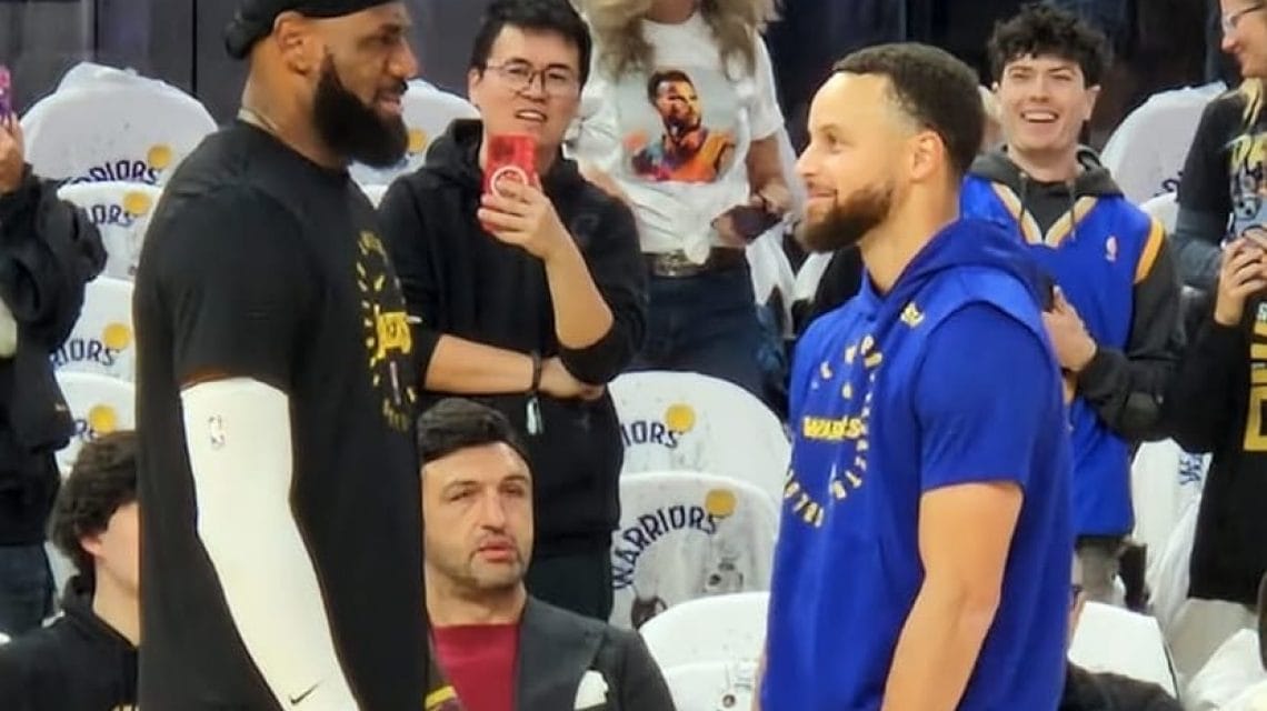 Groupe Trip Double au bord du parquet avant Lakers vs Warriors à la Crypto.com Arena