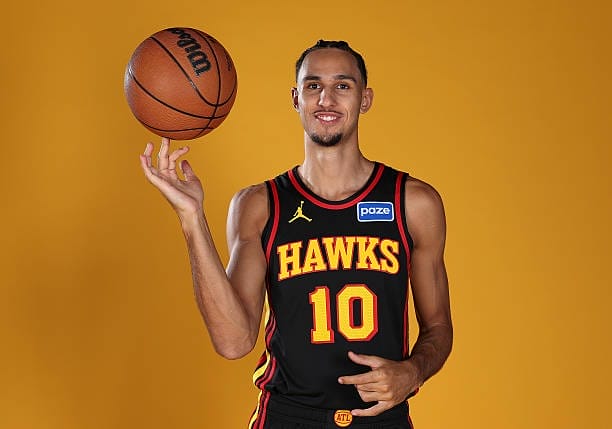Zaccharie Risacher avec le maillot noir des Atlanta Hawks posant lors du Media Day NBA 2025-26