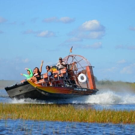 Hydroglisseur filant sur les eaux des Everglades près de Miami