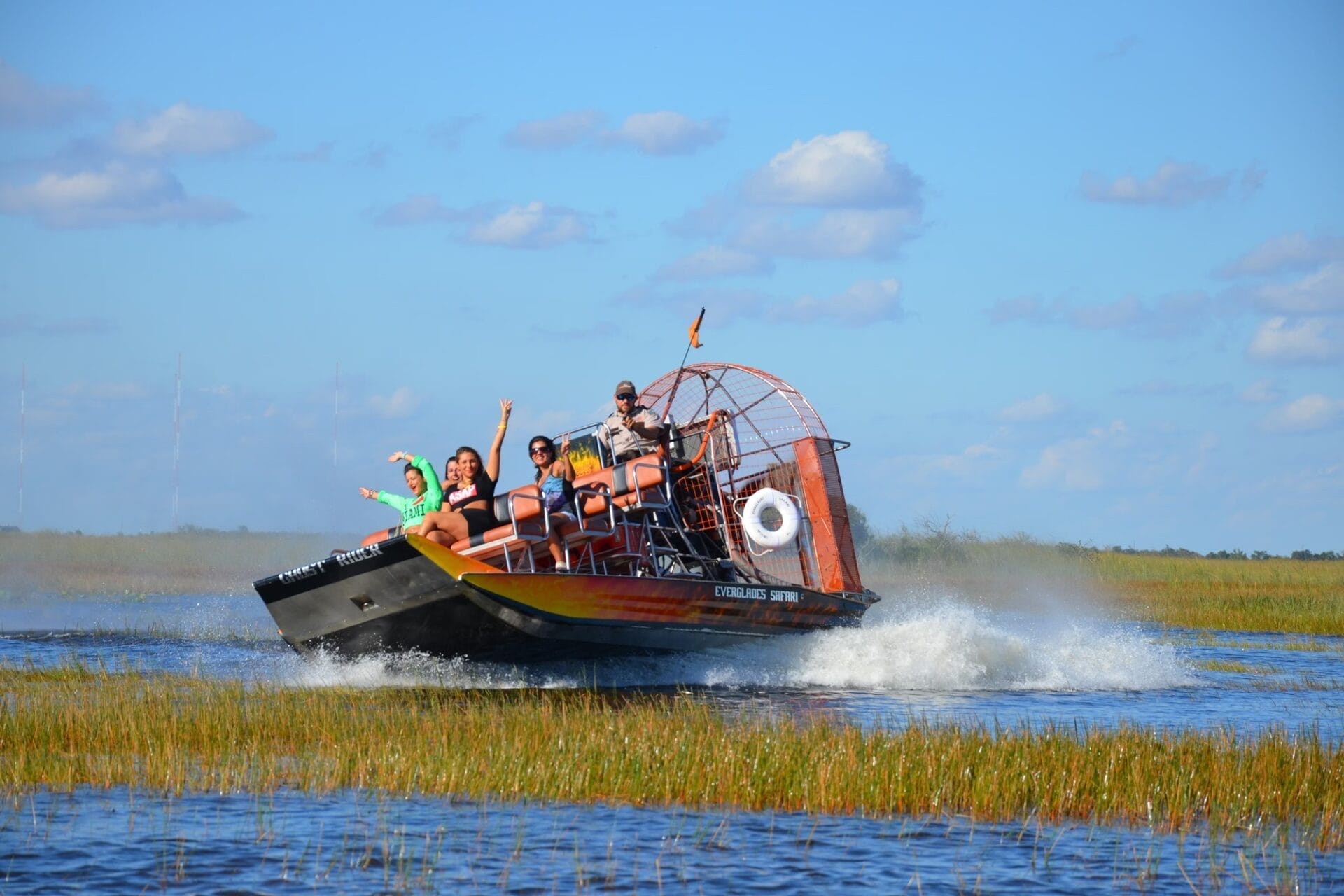 Hydroglisseur filant sur les eaux des Everglades près de Miami