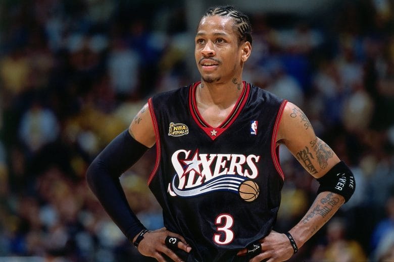 Allen Iverson arborant le maillot noir numéro 3 des Philadelphia 76ers lors des Finales NBA 2001