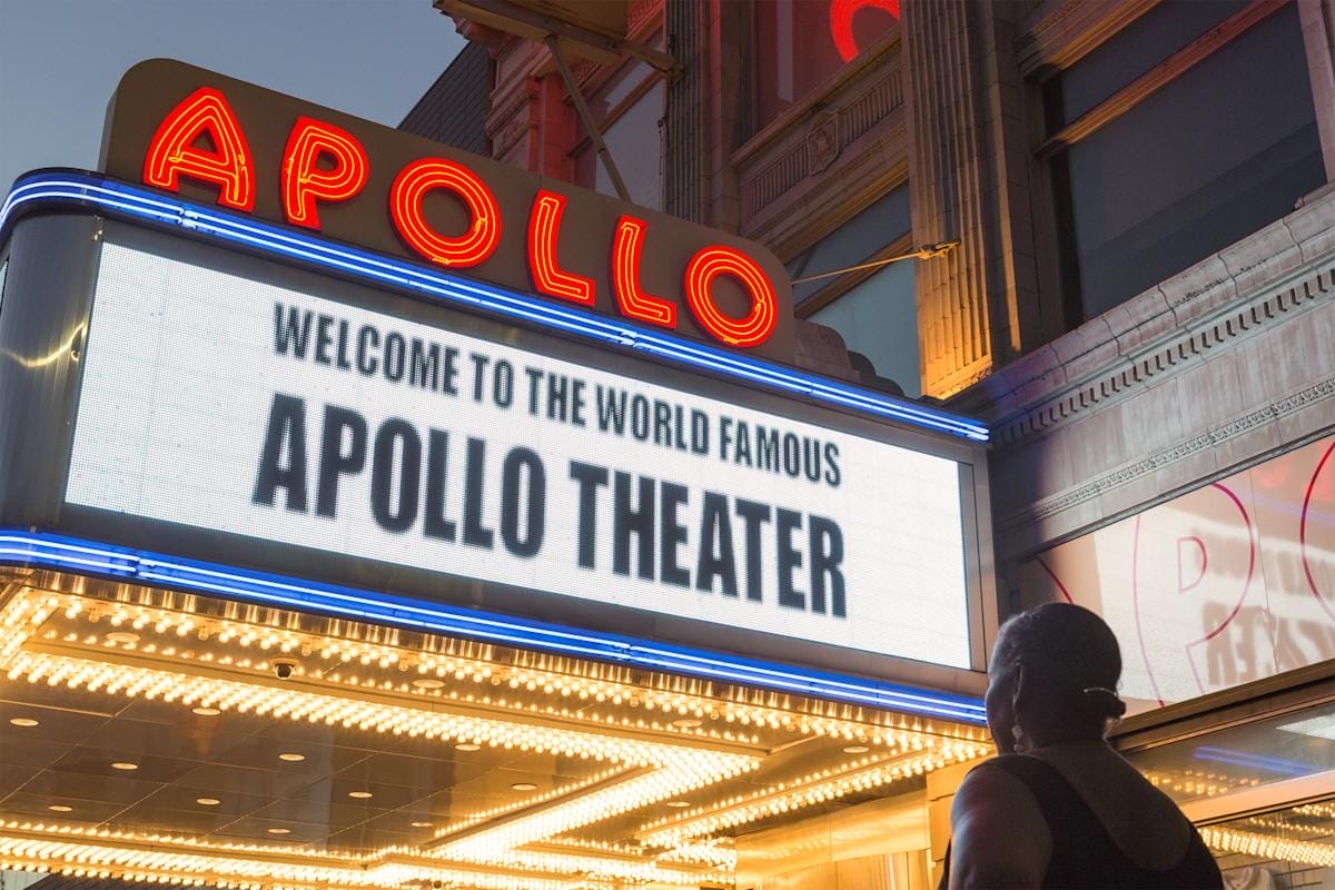 Façade lumineuse du mythique Apollo Theater à Harlem