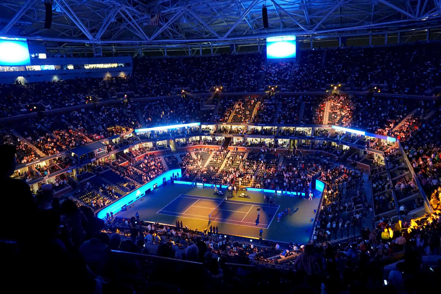 Arthur Ashe Stadium illuminé pendant une night session à l’US Open