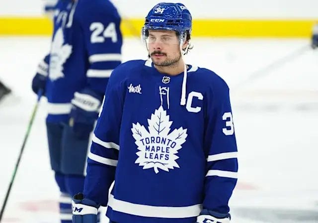 Auston Matthews celebra su 69.º gol con Toronto