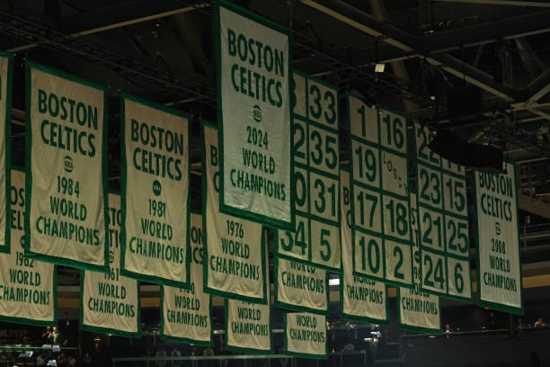 Banderines de los números retirados y títulos de los Boston Celtics en el techo del TD Garden