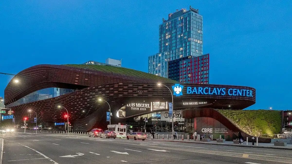 Barclays Center iluminado antes de un partido de los Brooklyn Nets