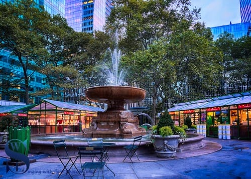 Fontaine Josephine Shaw Lowell à Bryant Park entourée des chalets du Winter Village de Noël à New York