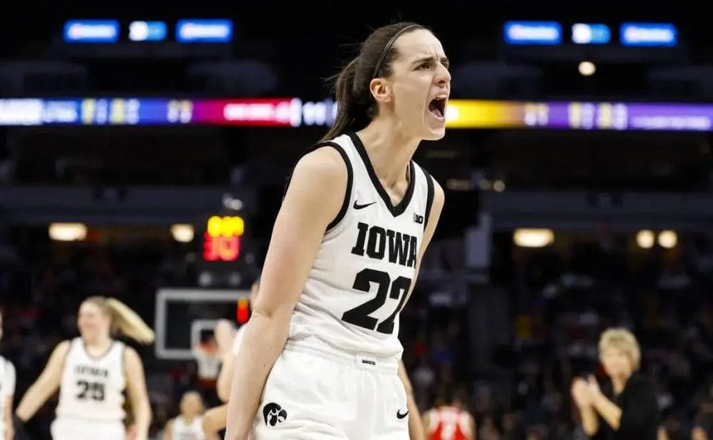 Caitlin Clark celebra después de una canasta con Iowa durante el torneo NCAA