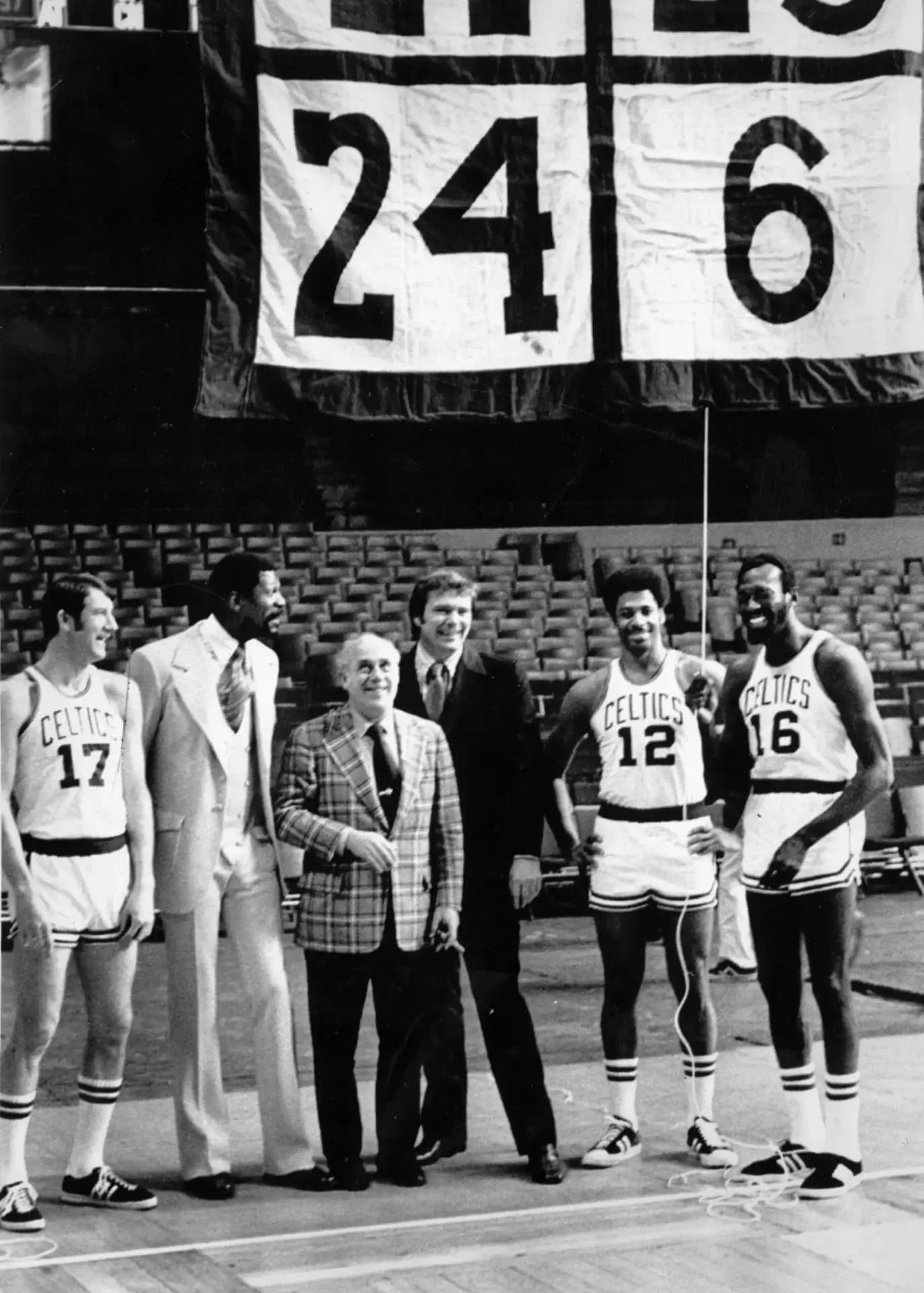 Cérémonie privée du retrait du maillot #6 de Bill Russell en 1972