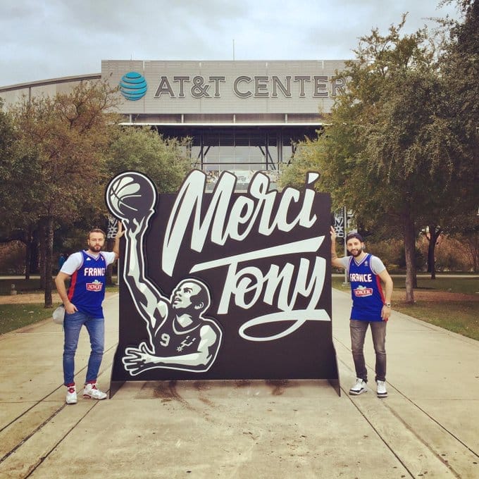 Dos aficionados franceses frente al AT&T Center la noche de la ceremonia de retirada de la camiseta de Tony Parker