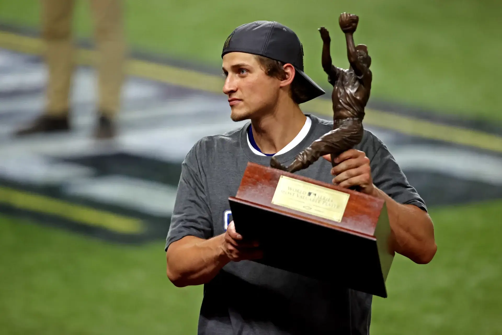 Corey Seager levanta el trofeo de MVP de las Series Mundiales 2020