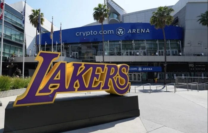 Logo gigante de los Los Angeles Lakers delante del Crypto.com Arena en Los Ángeles