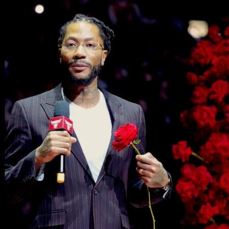 Derrick Rose honoré par les Chicago Bulls lors d’une cérémonie avec une rose à la main
