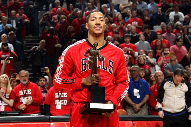 Derrick Rose brandissant le trophée de MVP 2011 devant le public du United Center