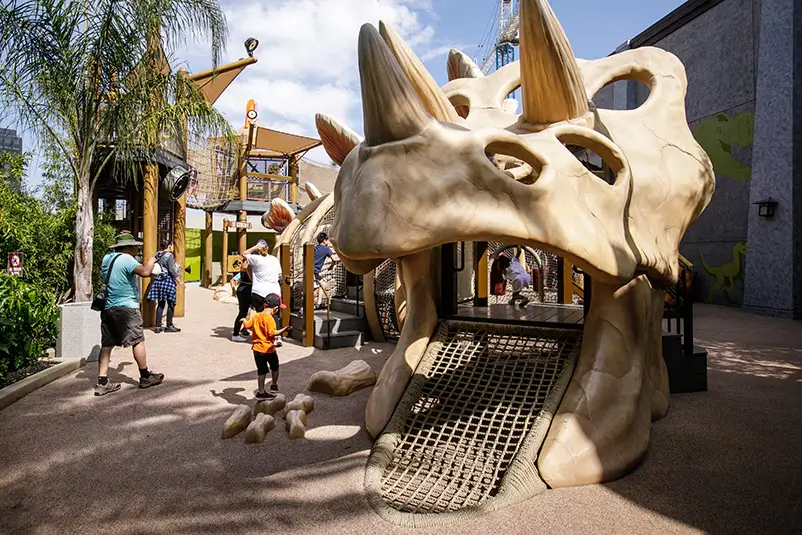Aire de jeu DinoPlay pour enfants à Universal Studios avec fossiles et œufs de dinosaure