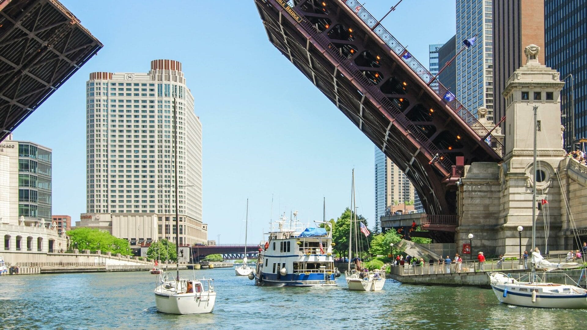 DuSable Bridge levé au-dessus de la Chicago River, vue depuis le Riverwalk