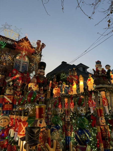 Soldats Casse-Noisette illuminés et décorations de Noël à Dyker Heights, Brooklyn