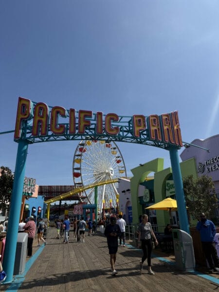 Entrée de Pacific Park sur le Santa Monica Pier avec la grande roue en arrière-plan