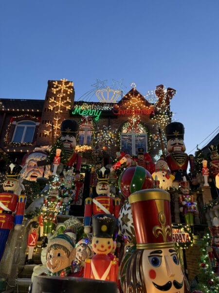 Décorations Merry Christmas et soldats de plomb devant une maison de Brooklyn
