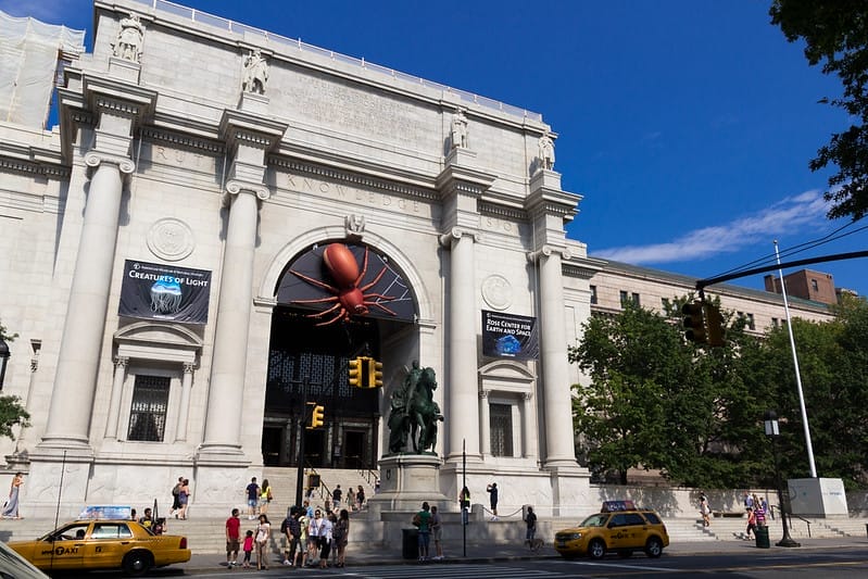 Façade principale du Muséum d’Histoire Naturelle de New York côté Central Park West