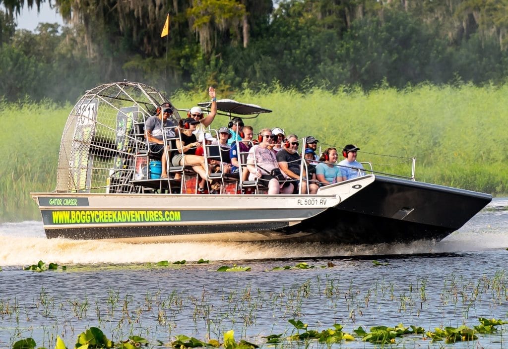 Airboat rempli de passagers glissant sur les marais près d’Orlando
