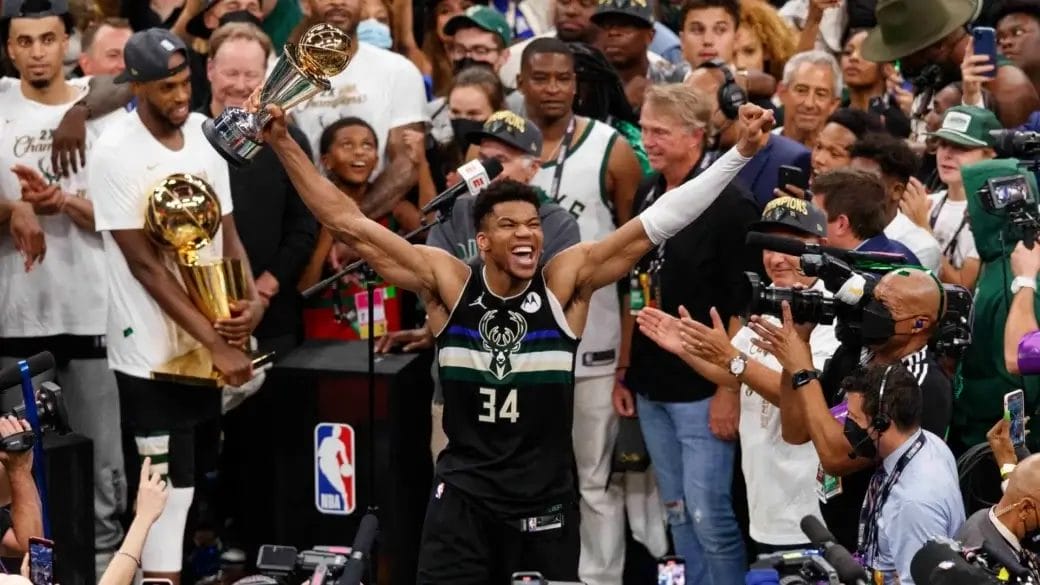 Giannis Antetokounmpo brandissant le trophée MVP des Finales NBA 2021 après le sacre des Milwaukee Bucks
