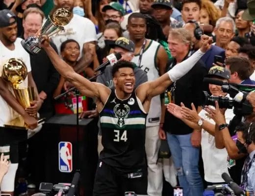 Giannis Antetokounmpo brandissant le trophée MVP des Finales NBA 2021 après le sacre des Milwaukee Bucks