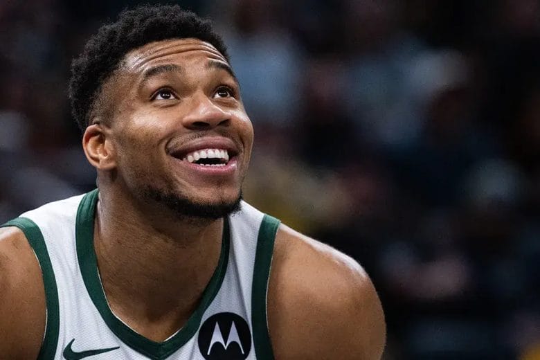 Giannis Antetokounmpo, tout sourire après un and-one décisif face aux Pacers (saison 2024-25).
