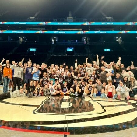 Photo de groupe Trip Double sur le parquet des Brooklyn Nets au Barclays Center
