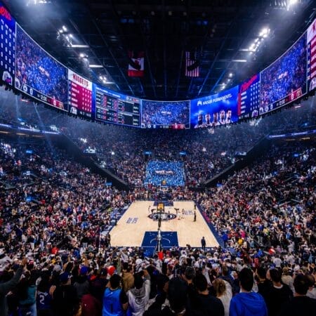 Vue intérieure de l’Intuit Dome comble avant le NBA All-Star 2026 à Los Angeles