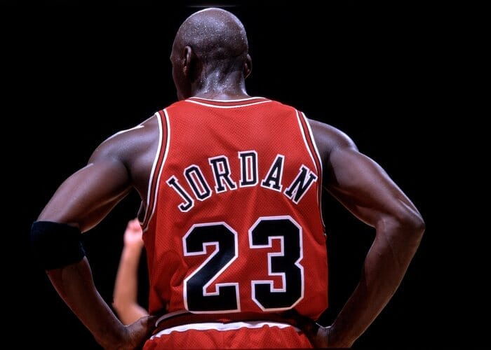 Maillot rouge numéro 23 de Michael Jordan aux Chicago Bulls vu de dos