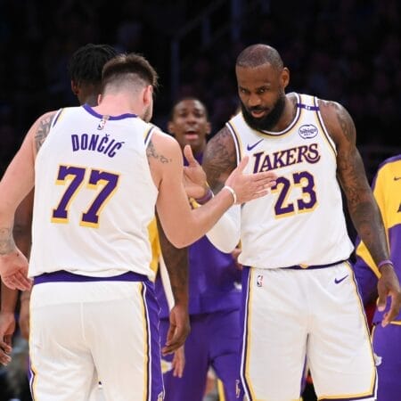 LeBron James et Luka Doncic des Los Angeles Lakers se congratulent sur le parquet durant un match NBA