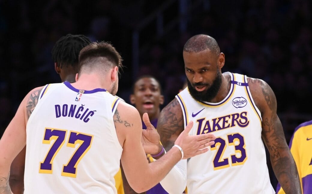 LeBron James et Luka Doncic des Los Angeles Lakers se congratulent sur le parquet durant un match NBA