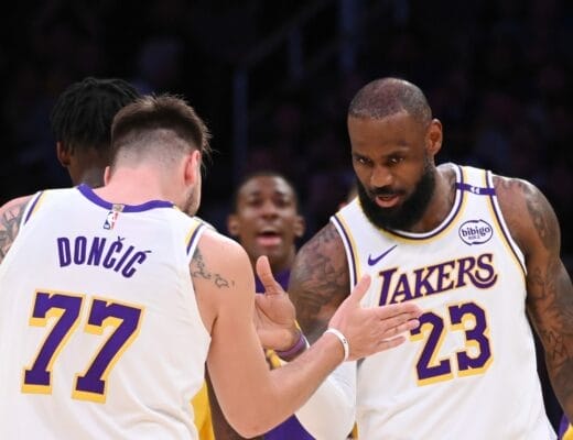 LeBron James et Luka Doncic des Los Angeles Lakers se congratulent sur le parquet durant un match NBA