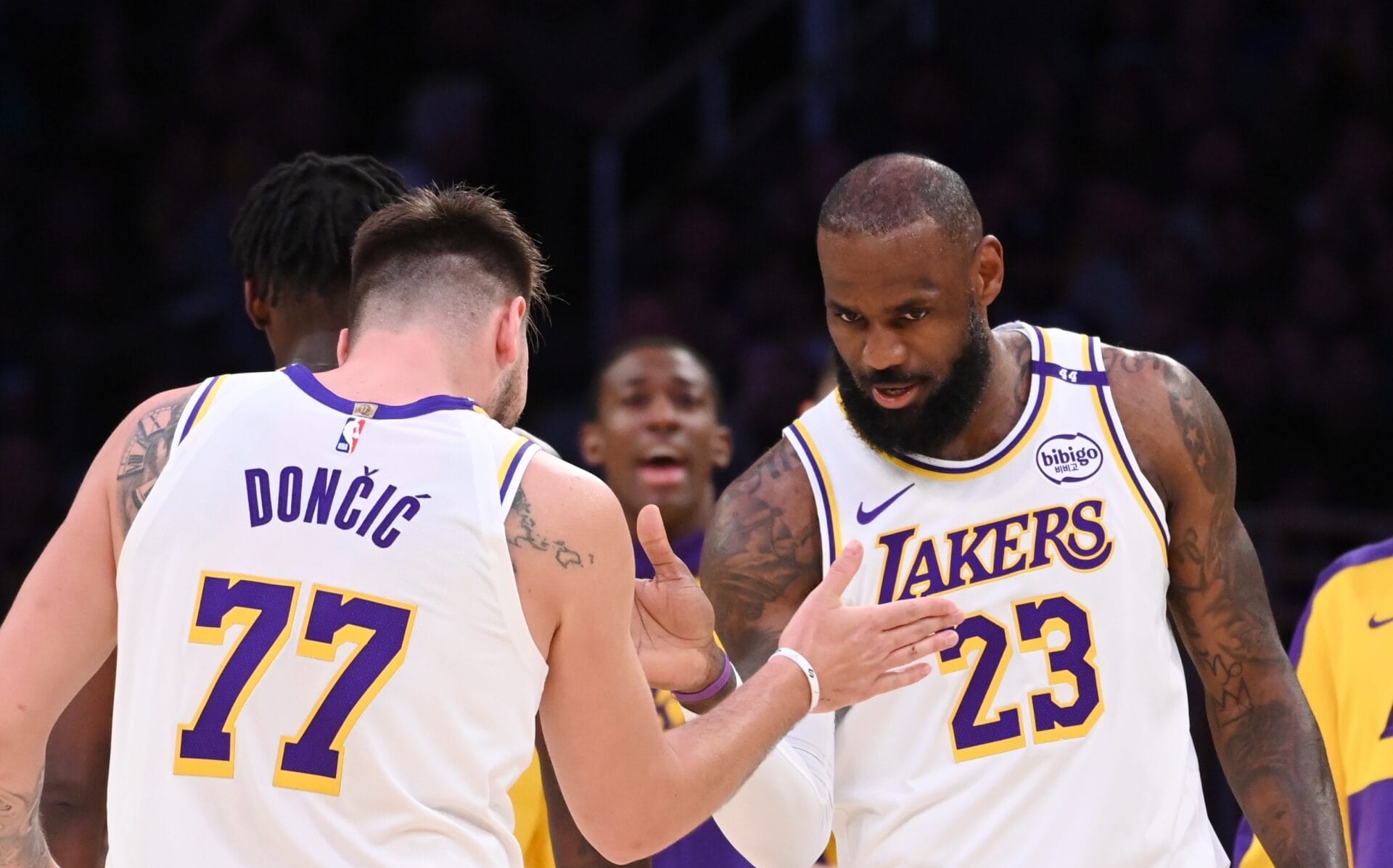 LeBron James et Luka Doncic des Los Angeles Lakers se congratulent sur le parquet durant un match NBA