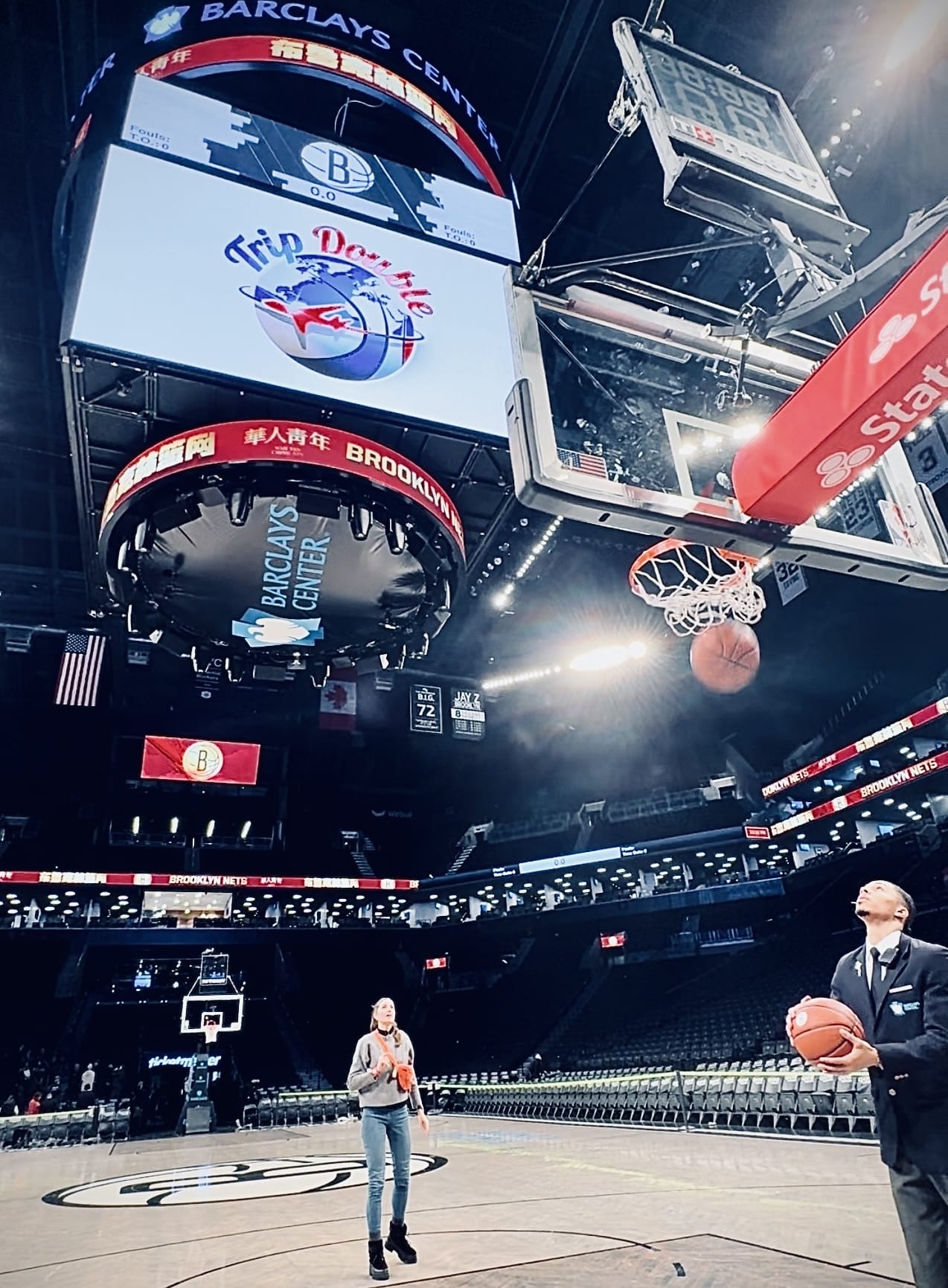 Viajero Trip Double lanzando un tiro libre en la pista de los Brooklyn Nets en el Barclays Center