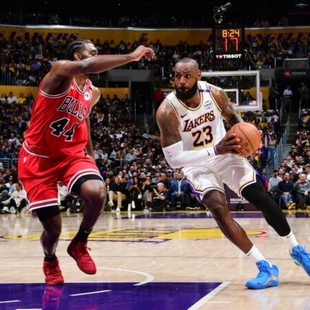 LeBron James des Los Angeles Lakers face aux Chicago Bulls en NBA