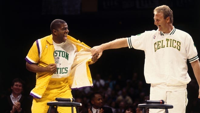 Magic Johnson taquinant Larry Bird avec un tee-shirt Celtics sous sa veste Lakers