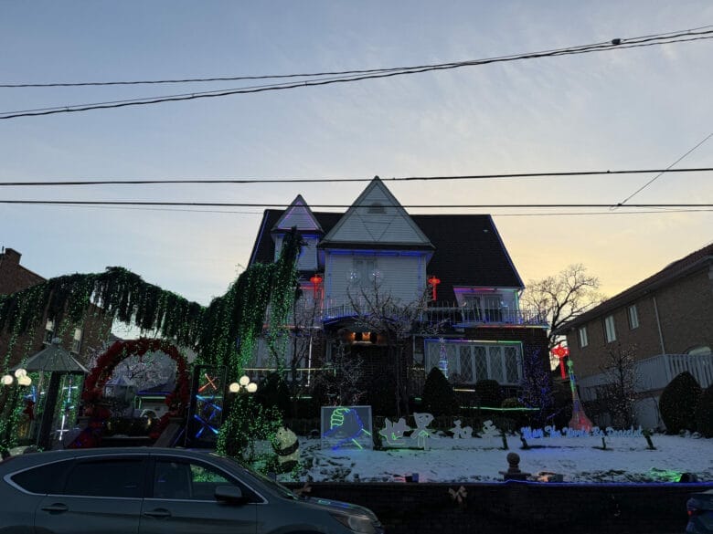 Maison illuminée à Dyker Heights avec guirlandes vertes et personnages lumineux