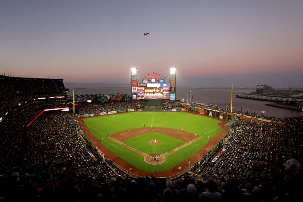 Match de baseball MLB au Oracle Park de San Francisco avec vue sur la baie
