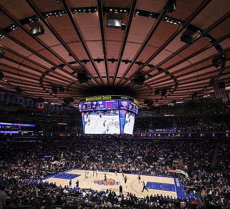 Ambiance pendant un match NBA au Madison Square Garden à New York