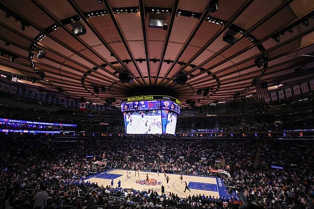 Ambiance pendant un match NBA au Madison Square Garden à New York