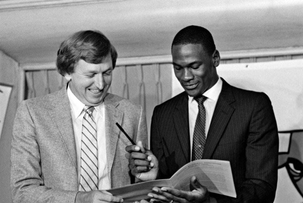 Michael Jordan signant son contrat rookie avec le GM Rod Thorn en 1984