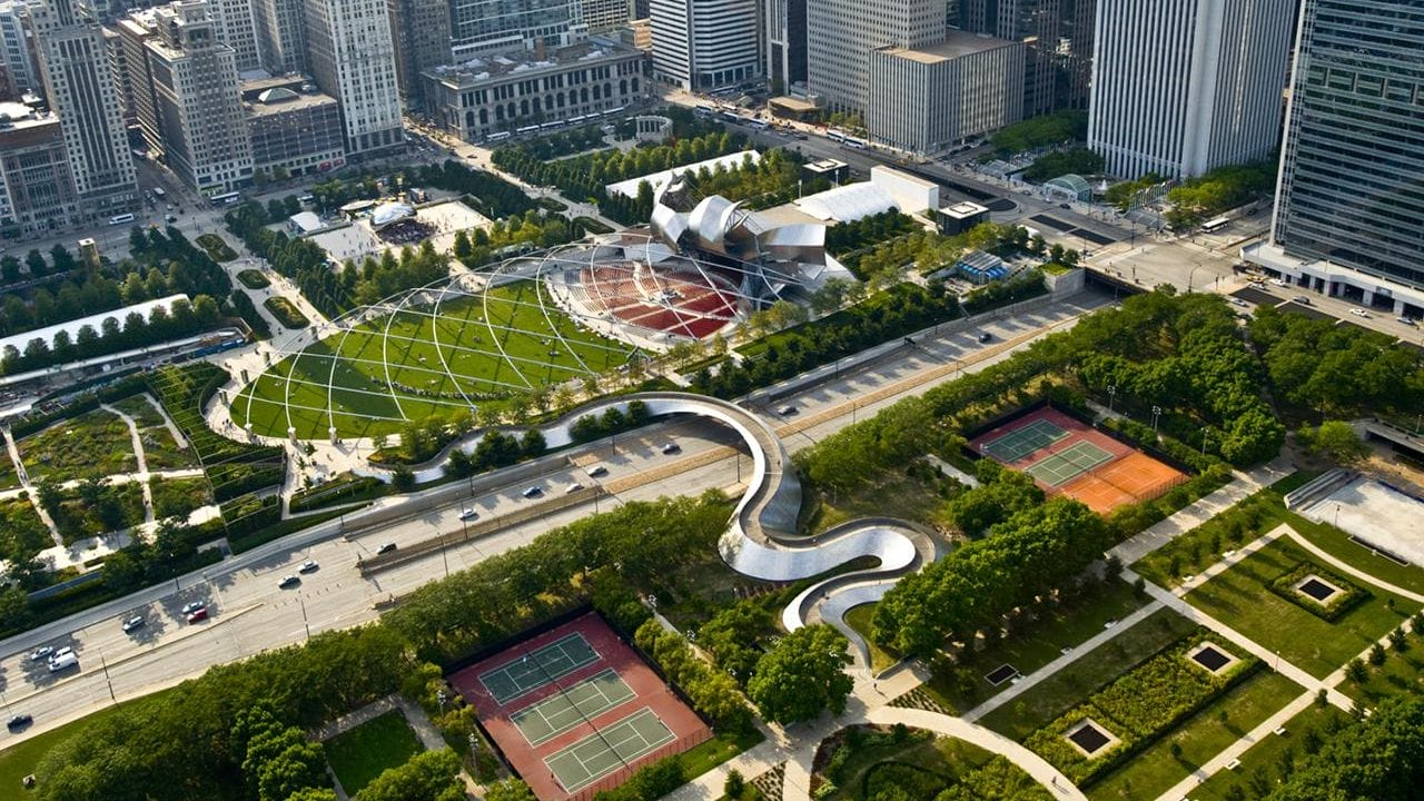 Millennium Park Chicago – Vue aérienne avec BP Bridge et Jay Pritzker Pavilion Vue aérienne de Millennium Park à Chicago avec le BP Bridge sinueux, la Great Lawn et le Jay Pritzker Pavilion